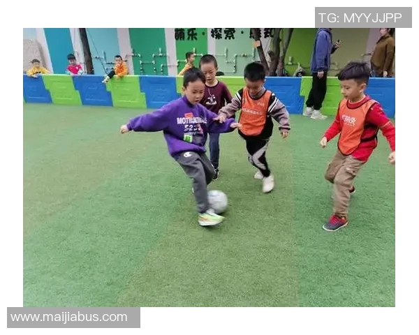 小朋友热情欢迎足球明星共度快乐时光的精彩瞬间